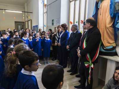 Gli ospiti sono stati subito accolti nell'edificio scolastico losetano dalla preside Ermelinda Cucumazzo, alcuni docenti e da una cinquantina di piccoli studenti